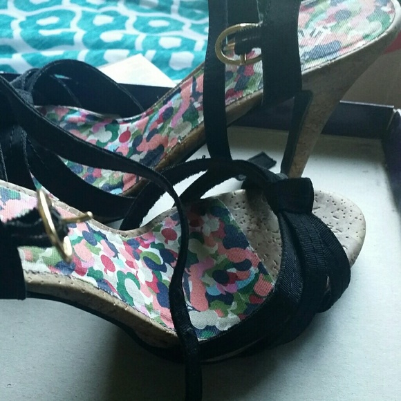 Womens shoes - Picture 3 of 3